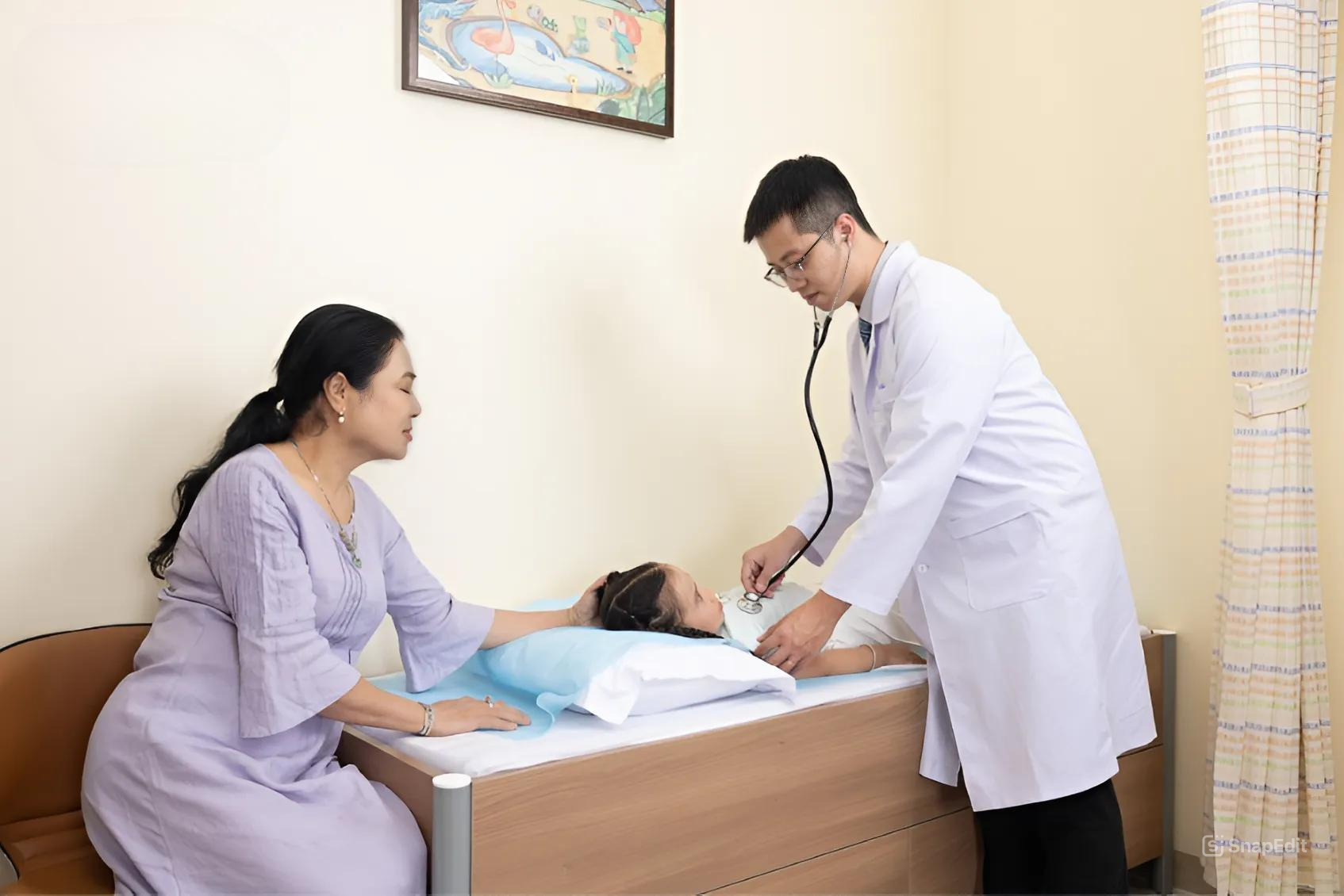 Uống nhiều corticoid, bé gái mắc hội chứng lạ
